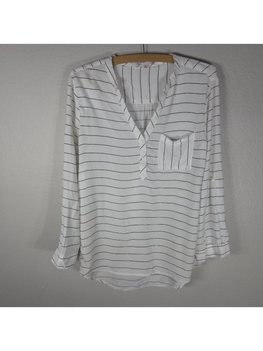 Bailey & Chloe White Black Stripe Blouse Roll Tab Button Up V-Neck Size M Women’